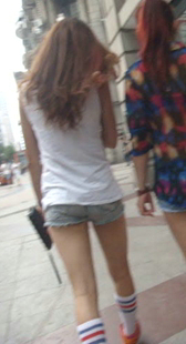 街拍紧牛热裤两姐妹