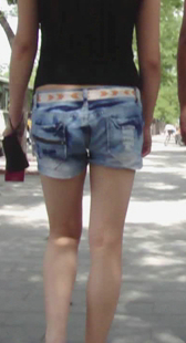 公园牛仔热裤小妹