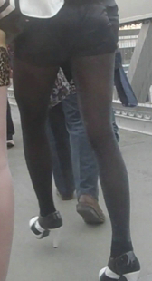 黑丝肉丝两长腿小妹