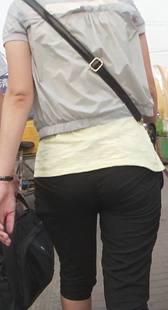 街拍七分黑裤少妇