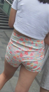 性感花裤美腿小少妇