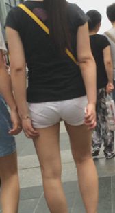街拍白色热裤小少妇