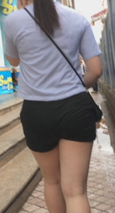 跟拍紧身黑热裤小少妇