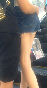 电梯上翘臀牛仔热裤大长腿