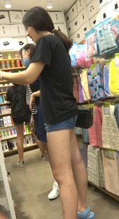 商场牛仔热长腿学生妹