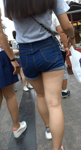 紧身牛仔短裤大学妹