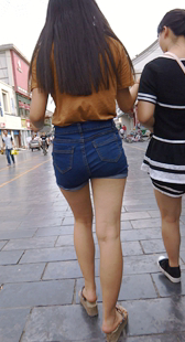 街拍超紧牛仔热裤少妇