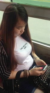 公交胸器少妇真要爆了啊