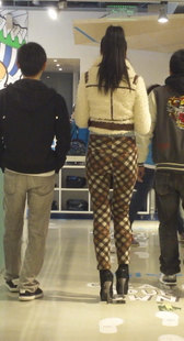 跟拍身材高挑少妇