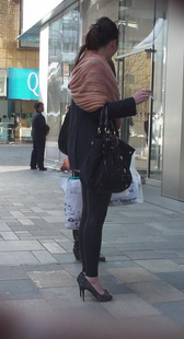 跟拍少妇身材好