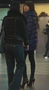 高跟细长腿小妹