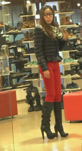 红色布裤少女试鞋