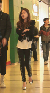 高跟紧身布裤小少妇