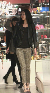 豹纹性感布裤少女