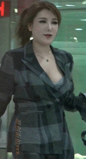 这个低胸爆乳的大骚货是不是网红