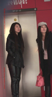 街拍两布裤姐妹花