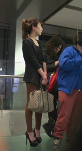 性感咖啡布裤两姐妹