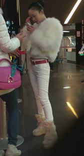 商场白紧裤小少妇