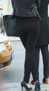 细高跟黑布裤大屁股少妇