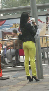 大屁股紧身绿裤少妇