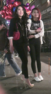 街拍两包臀黑裤少妇