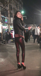 超紧皮裤性感圆臀