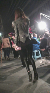 冬天黑紧布裤少妇