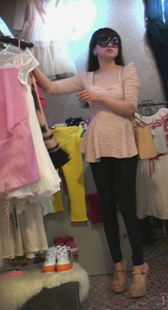 高跟紧身布裤少妇试衣服