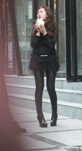 细高跟超紧皮裤少妇