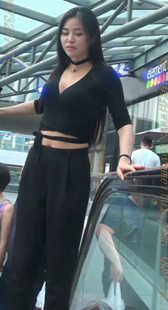 素颜低胸少妇舌吻老公