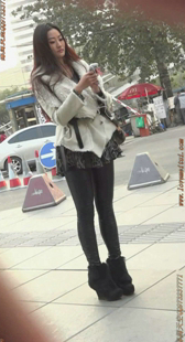 街拍性感皮裤少妇