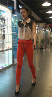 紧身红裤长腿少妇