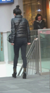 街拍高挑宽臀紧身少女