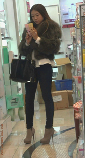 商场黄色高跟少妇