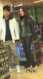 白高跟配紧身黑裤