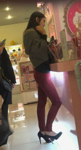 高挑红色紧身裤少妇