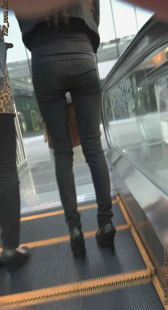 宽臀长腿少妇上电梯