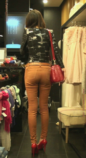 超紧黄色布裤大屁股少妇