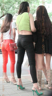 黑色紧身裤的凉高跟长腿少妇