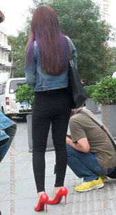 红色性感高跟鞋黑色紧身裤的美腿MM