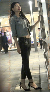 黑色紧身皮裤的露脐骚MM在拍写真么