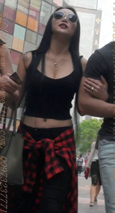 低胸的大骚货打扮这么妖艳原来是要勾引老外