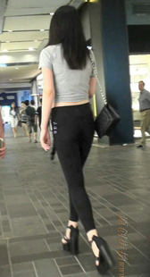 黑色紧身裤的美腿美臀骚MM