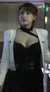 低胸大爆乳的超高跟大骚货