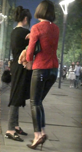 黑色紧身皮裤红色高跟的美腿少妇