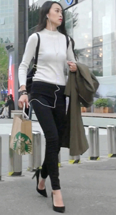 黑色紧牛黑色高跟的美腿气质MM