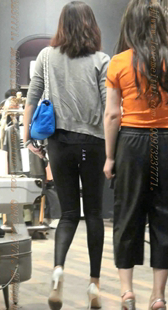 黑色紧身皮裤白色高跟的长腿少妇