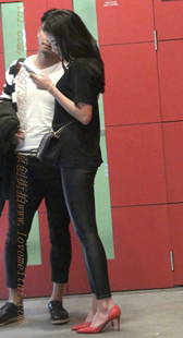 黑色紧身皮裤红色高跟的美腿MM