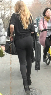 黑色紧身裤的翘臀外国小mm