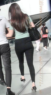 黑色紧裤的低胸眼镜少妇